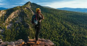 Actividades al aire libre, mujer mirandi desde una montaña