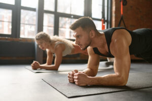 Aporte de Energía Antes Durante y Después del Ejercicio. Hombre y mujer entrenando