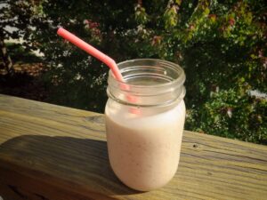 Cómo preparar un smoothie energizante con miel maní y avena. Smoothie enun frasco de vidrio